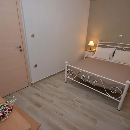 Moutros Cozy Sokrákion