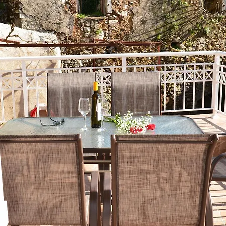 Moutros Cozy Sokrákion