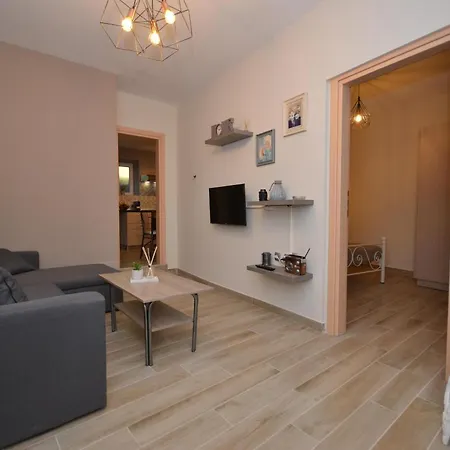 Moutros Cozy Sokrákion